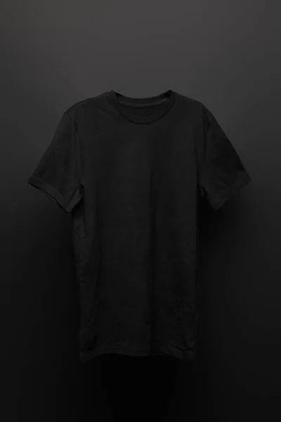 Branco Básico Preto Shirt Fundo Preto — Fotografia de Stock