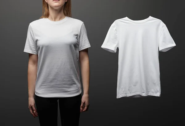 Vista Recortada Mujer Cerca Camiseta Blanca Básica Blanco Sobre Fondo — Foto de Stock