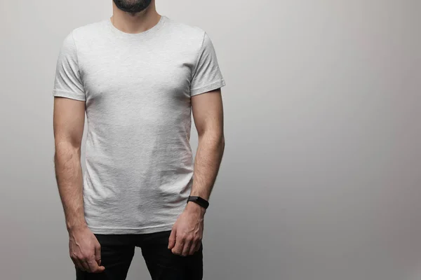 Bijgesneden Weergave Van Man Met Baard Blanco Basic Grijs Shirt — Stockfoto