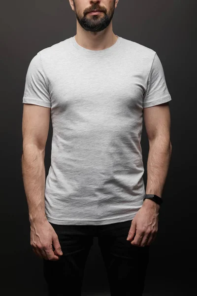 Beskärd Skäggig Man Blank Grundläggande Grå Shirt Isolerad Svart — Stockfoto