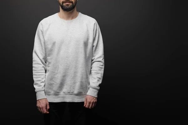 Bijgesneden Weergave Van Bebaarde Man Blanco Basic Grijs Sweatshirt Geïsoleerd — Stockfoto