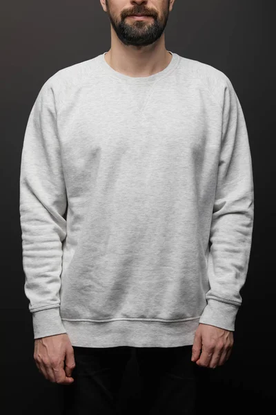Bijgesneden Weergave Van Bebaarde Man Blanco Basic Grijs Sweatshirt Geïsoleerd — Stockfoto