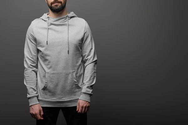 Vista Cortada Homem Barbudo Branco Hoodie Cinza Básico Fundo Preto — Fotografia de Stock