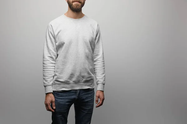 Vista Parcial Del Hombre Barbudo Sudadera Gris Básica Blanco Aislada — Foto de Stock