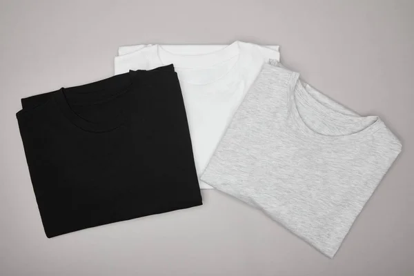 Bovenaanzicht Van Blanco Basic Zwarte Witte Grijze Shirts Geïsoleerd Grijs — Stockfoto