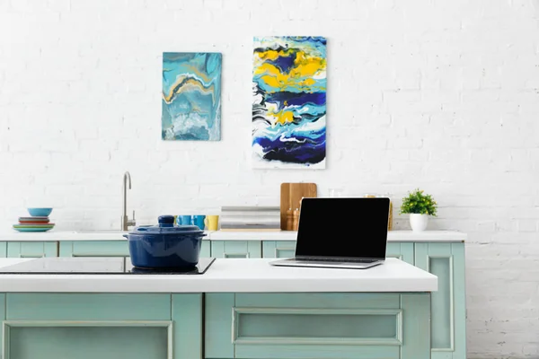 Selective Focus Laptop Pot Induction Cooktop Kitchenware Abstract Paintings Background — Stock Photo, Image