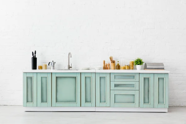 Moderne Weiße Und Türkisfarbene Kücheneinrichtung Mit Geschirr Essen Und Spüle — Stockfoto