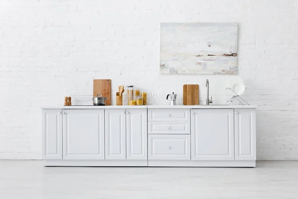 Minimalistický Bílý Kuchyňský Interiér Nádobím Malbou Cihlové Zdi — Stock fotografie