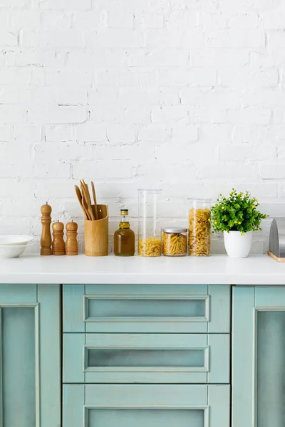 Moderne Weiße Und Türkisfarbene Kücheneinrichtung Mit Geschirr Lebensmittelbehältern Und Pflanzen — Stockfoto