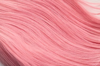 Beyaz arkaplanda pembe saçların görüntüsünü kapat