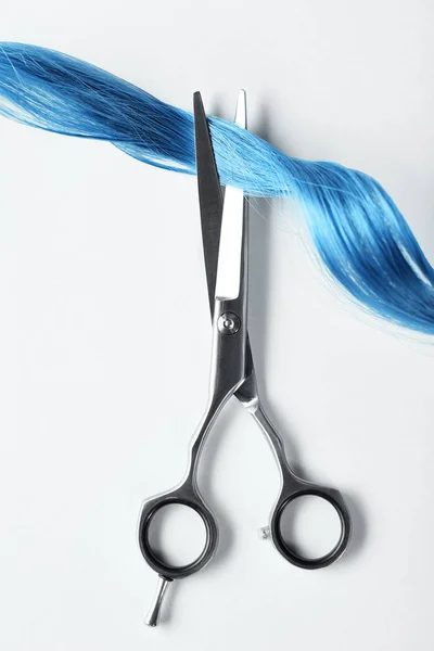 Vista Superior Tesouras Cachos Cabelo Azul Sobre Fundo Branco — Fotografia de Stock