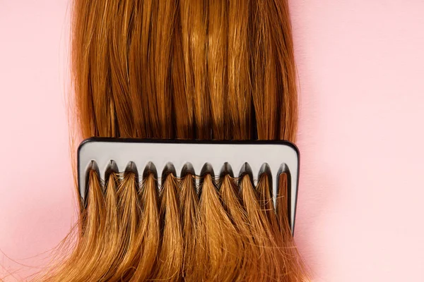 Top View Comb Brown Hair Pink Background — 스톡 사진