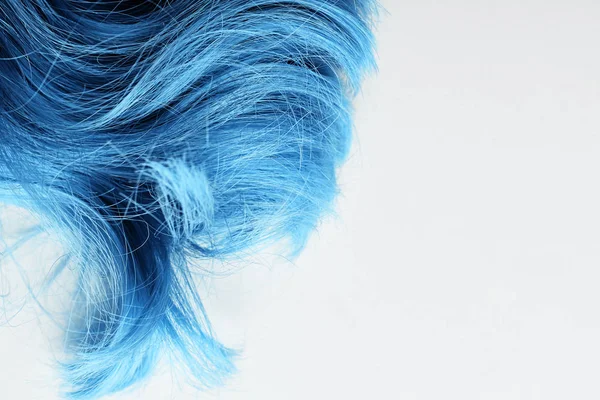 白地に隔離された青い髪のトップビュー — ストック写真