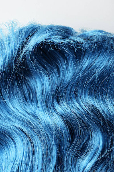 Вид сверху на восковые синие волосы, изолированные на белом
