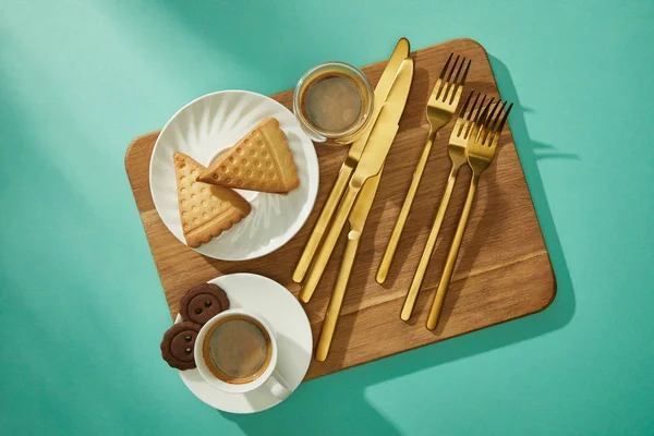 Top View Fresh Biscuits Coffee Cutlery Chopping Board Turquoise Background — Stock Photo, Image