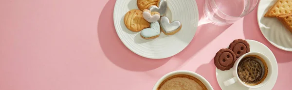 Вид Зверху Смачне Печиво Чашками Кави Водою Рожевій Поверхні Панорамний — стокове фото