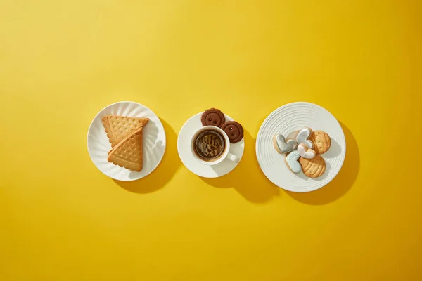 Top View Coffee Cup Cookies Plates Yellow Surface — Stock Photo, Image