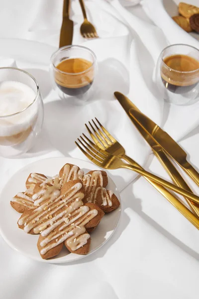 Selektivt Fokus Välsmakande Kakor Med Glasyr Och Kaffe Vit Duk — Stockfoto