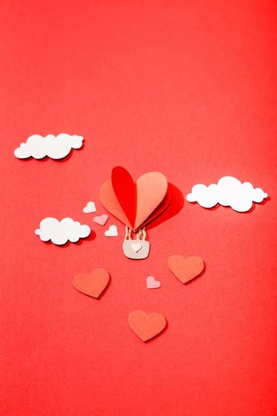 Top View Paper Heart Shaped Air Balloon Clouds Red Background — Stock Photo, Image