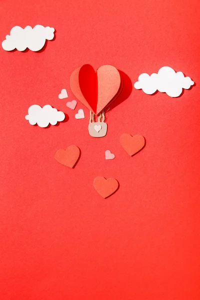 Top View Paper Heart Shaped Air Balloon Clouds Red Background — Stock Photo, Image