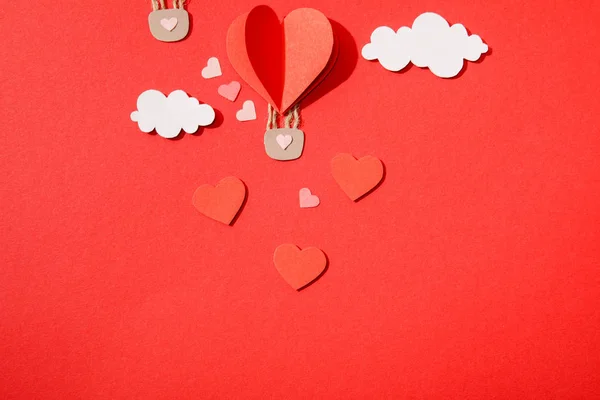 Top View Paper Heart Shaped Air Balloon Clouds Red Background — Stock Photo, Image