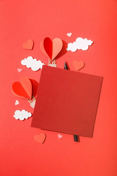 Kağıt Kalp Şeklindeki Balonların Üst Görüntüsü Kırmızı Arka Plandaki Boş — Stok fotoğraf