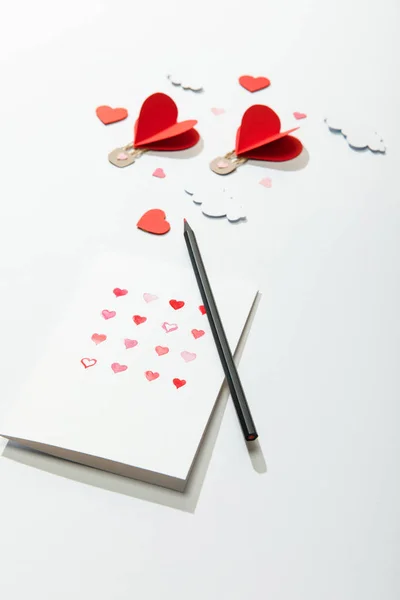 Вибірковий Фокус Вітальної Листівки Сердечками Олівцем Біля Паперових Повітряних Кульок — стокове фото