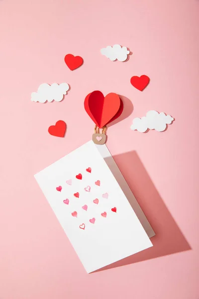 Vista Superior Cartão Saudação Com Corações Envelope Branco Perto Papel — Fotografia de Stock