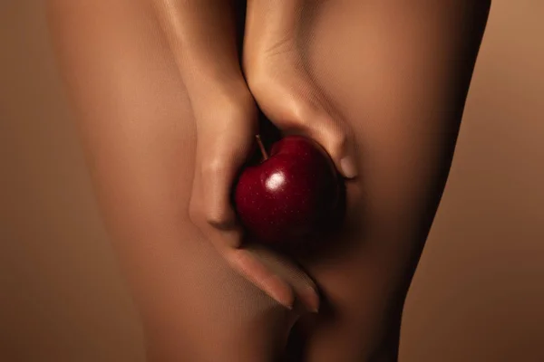 Vista Recortada Mujer Medias Nylon Sosteniendo Manzana Roja Madura Aislada — Foto de Stock