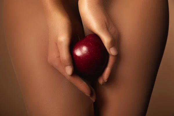 Vista Recortada Mujer Medias Nylon Sosteniendo Manzana Roja Madura Aislada — Foto de Stock