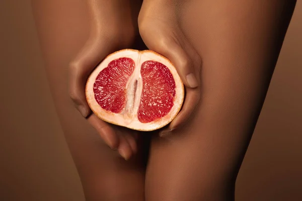 Vedere Decupată Femeii Colanți Nailon Care Dețin Grapefruit Jumătate Izolat — Fotografie, imagine de stoc