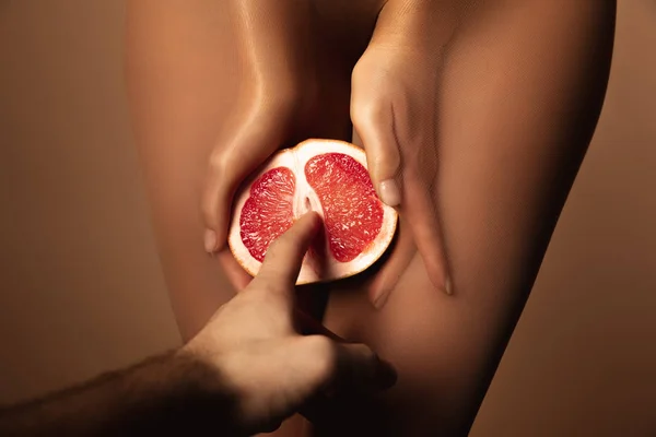 Recortado Vista Del Hombre Llegar Mujer Medias Nylon Celebración Pomelo — Foto de Stock