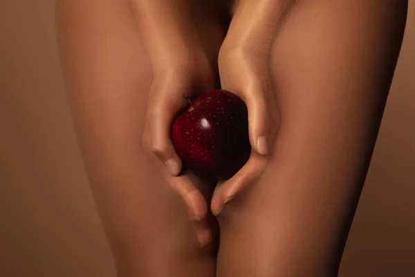 Καλλιεργημένη Άποψη Της Γυναίκας Νάυλον Καλσόν Εκμετάλλευση Ώριμο Κόκκινο Μήλο — Φωτογραφία Αρχείου
