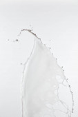 rein frische weiße Milch spritzt mit Tropfen isoliert auf weiß