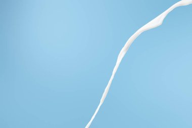 Taze beyaz süt mavi üzerinde izole