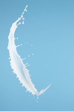 Mavi üzerine taze beyaz süt sıçraması.