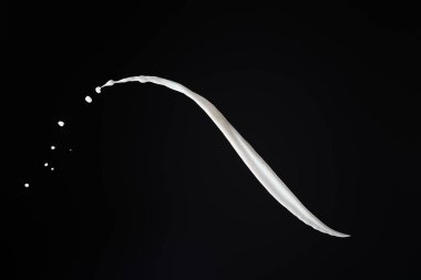 Siyah üzerine izole edilmiş taze beyaz süt sıçraması