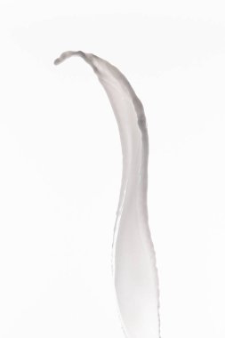 Saf beyaz süt lekesi beyaz üzerine izole edilmiş.