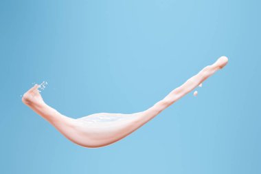 pürüzsüz pembe süt lekesi mavi üzerine izole edilmiş.