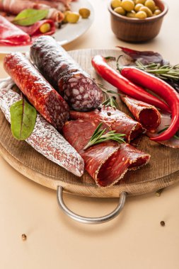 Lezzetli et tabakları bej arka planda ahşap tahtada biberiye ve kırmızı biber ile servis edilir.