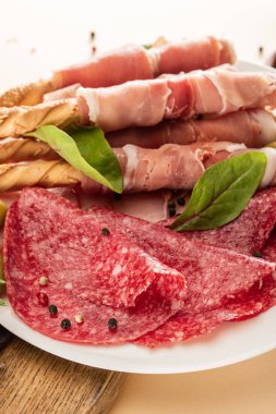 Zeytin, baharat ve bej kaplamalı ekmek çubuklarıyla servis edilen lezzetli et tabağı.