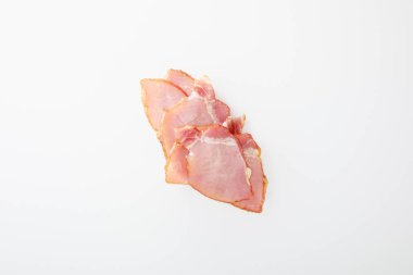 Beyaz üzerine izole edilmiş leziz jambon dilimlerinin üst görüntüsü