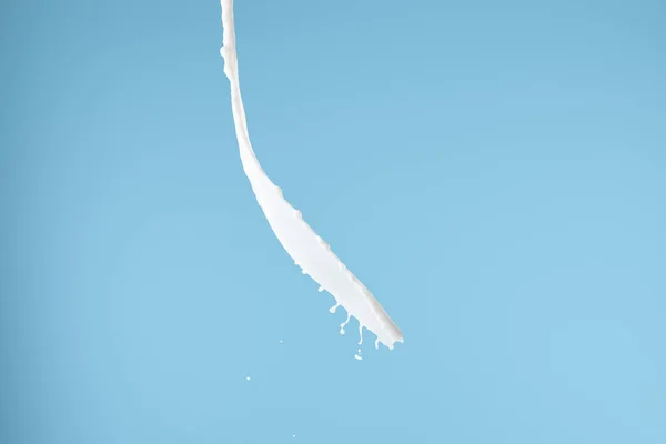Färsk Vit Mjölk Stänk Isolerad Blå — Stockfoto