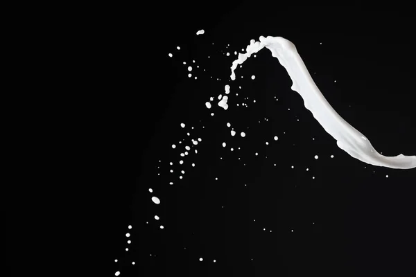 Salpicadura Leche Blanca Fresca Con Gotas Aisladas Negro — Foto de Stock