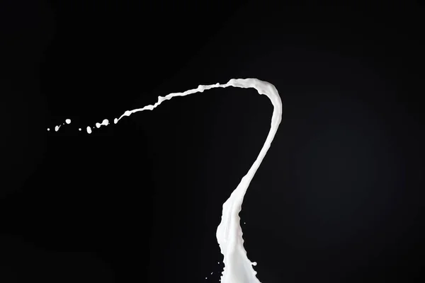黒で隔離された滴と新鮮な白いミルクスプラッシュ — ストック写真