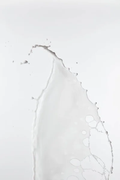 Salpicadura Leche Blanca Fresca Pura Con Gotas Aisladas Blanco — Foto de Stock