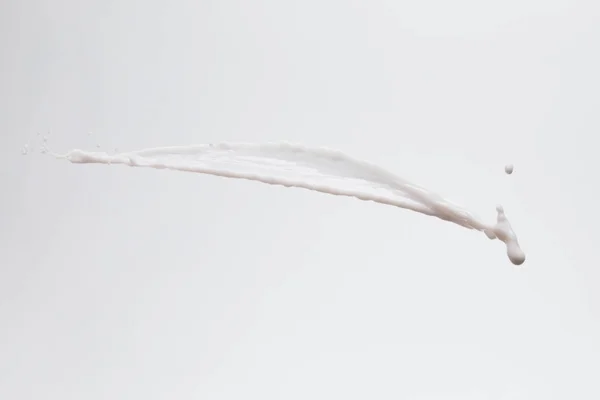 白で隔離された新鮮な白ミルクスプラッシュ — ストック写真