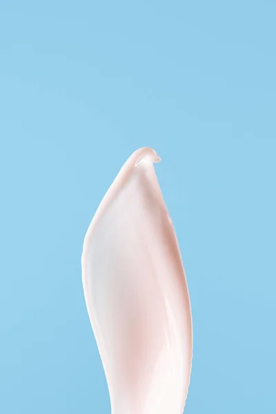 Gładkie Świeże Różowe Mleko Splash Izolowane Niebiesko — Zdjęcie stockowe