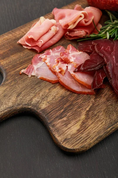 Nahsicht Auf Köstliche Fleischplatte Mit Rosmarin Auf Schwarzem Holztisch — Stockfoto