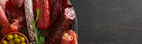 Vista Superior Deliciosa Bandeja Carne Servida Con Aceitunas Hierbas Sobre — Foto de Stock